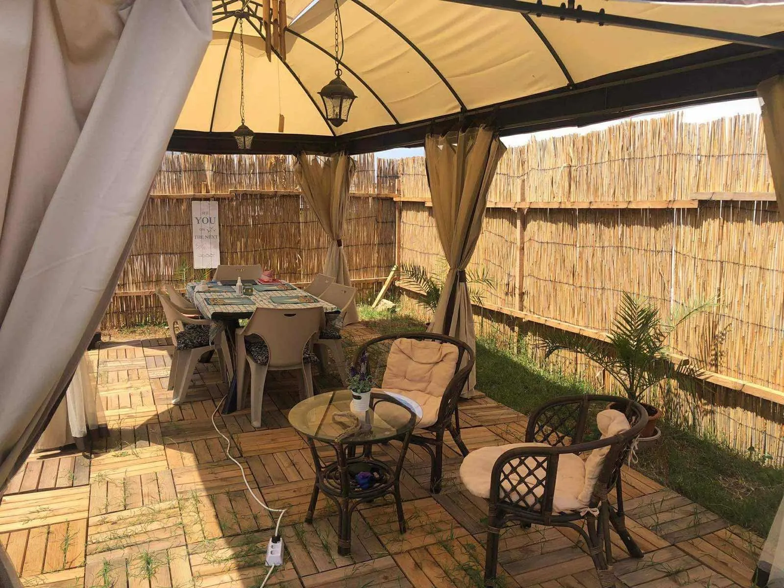 Външна трапезна зона в Summertime Sea House в Кайт Градина Къмпинг