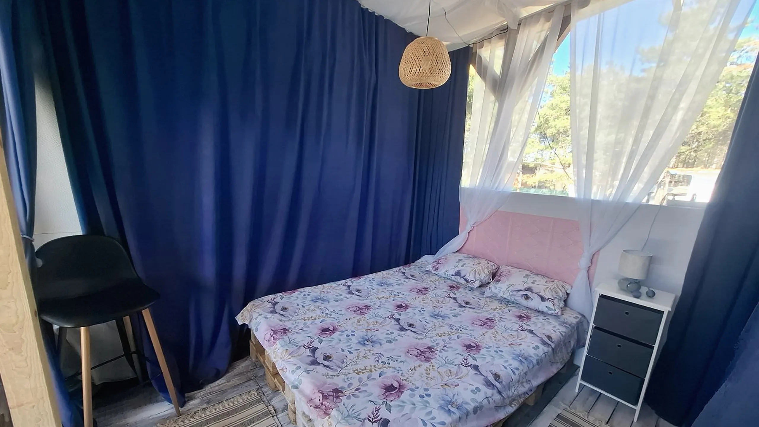 Спалня в Summertime Caravan Deluxe
